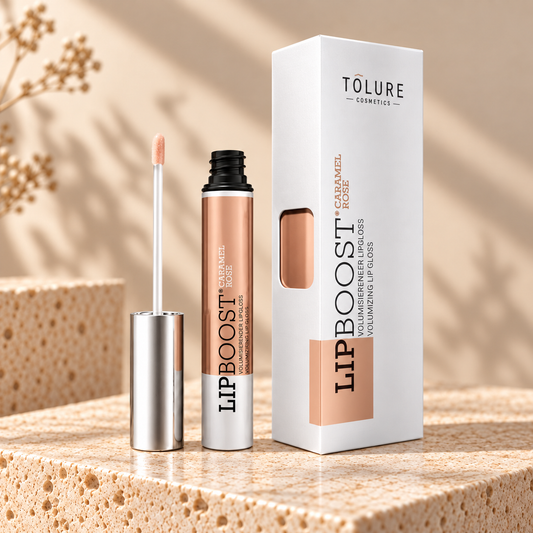 Tolure LipBoost Caramel Rosé på travertin i samme beige billedstil.
