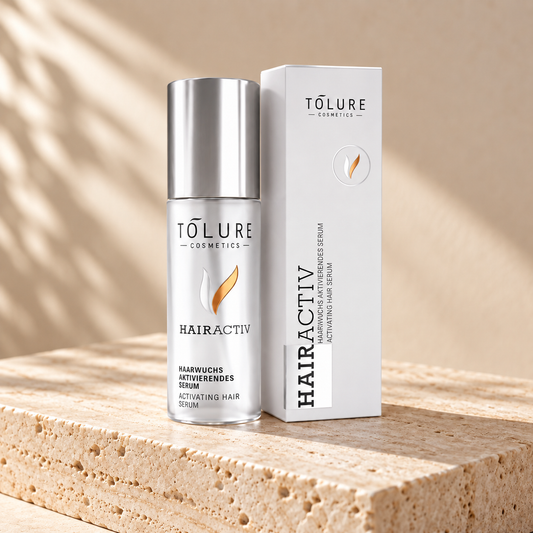 Tolure HairActive hårvækstserum på travertin i samme beige billedstil.