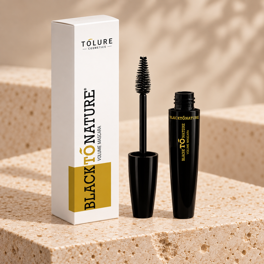 Tolure BlackToNature mascara på travertin i samme beige billedstil.