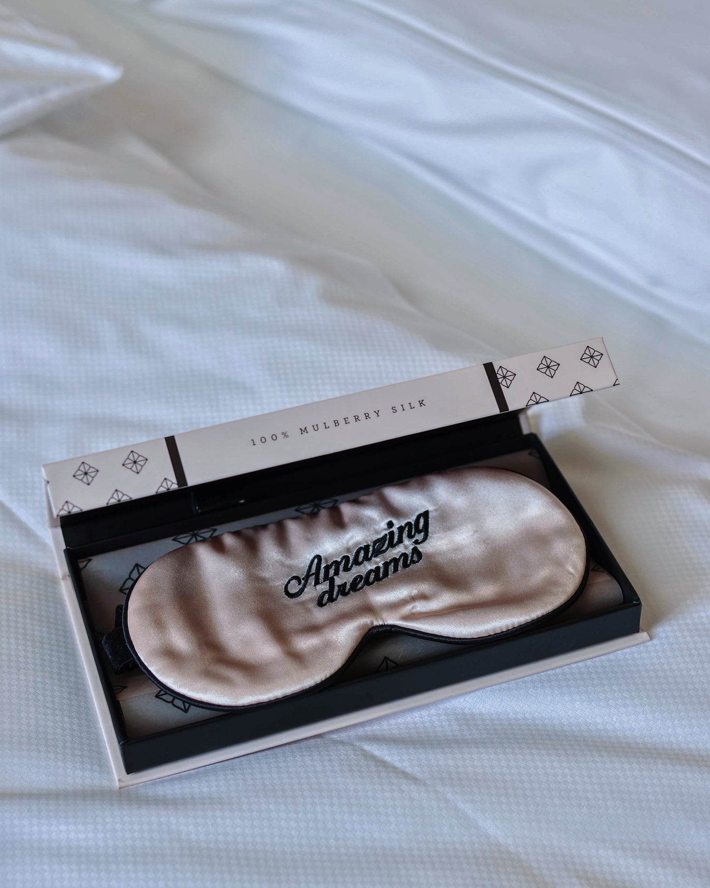 Amazing Space – AMAZING DREAMS Deep Sleep Eye Mask Lyserød (100% Mulberry Silke)