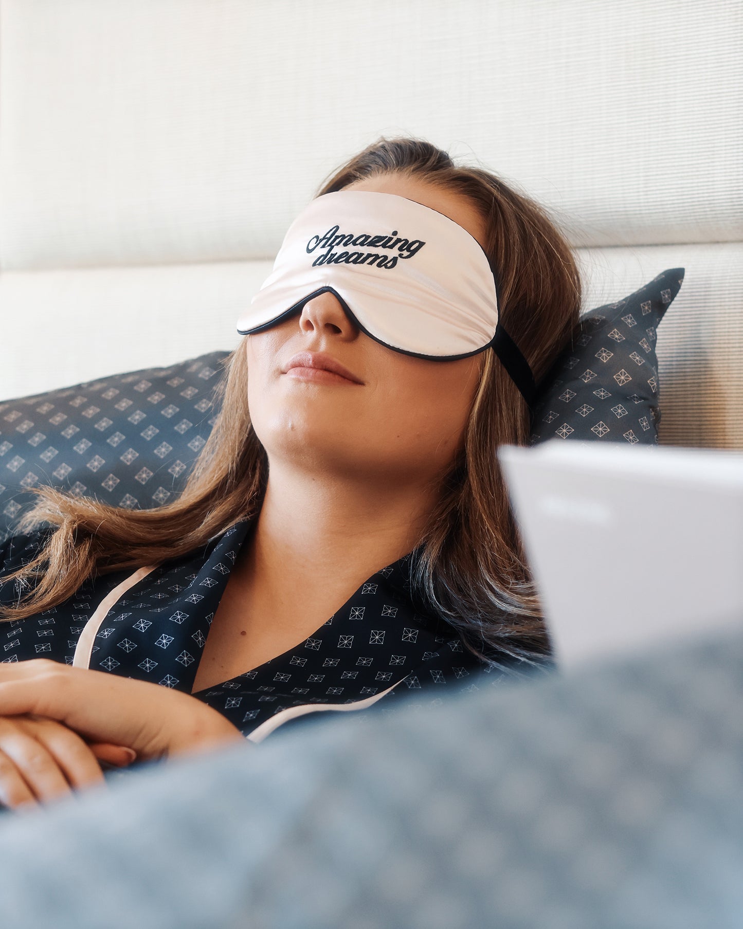Amazing Space – AMAZING DREAMS Deep Sleep Eye Mask Lyserød (100% Mulberry Silke)