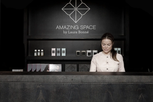 Amazing Space kosmetolog ved reception med hudplejeprodukter