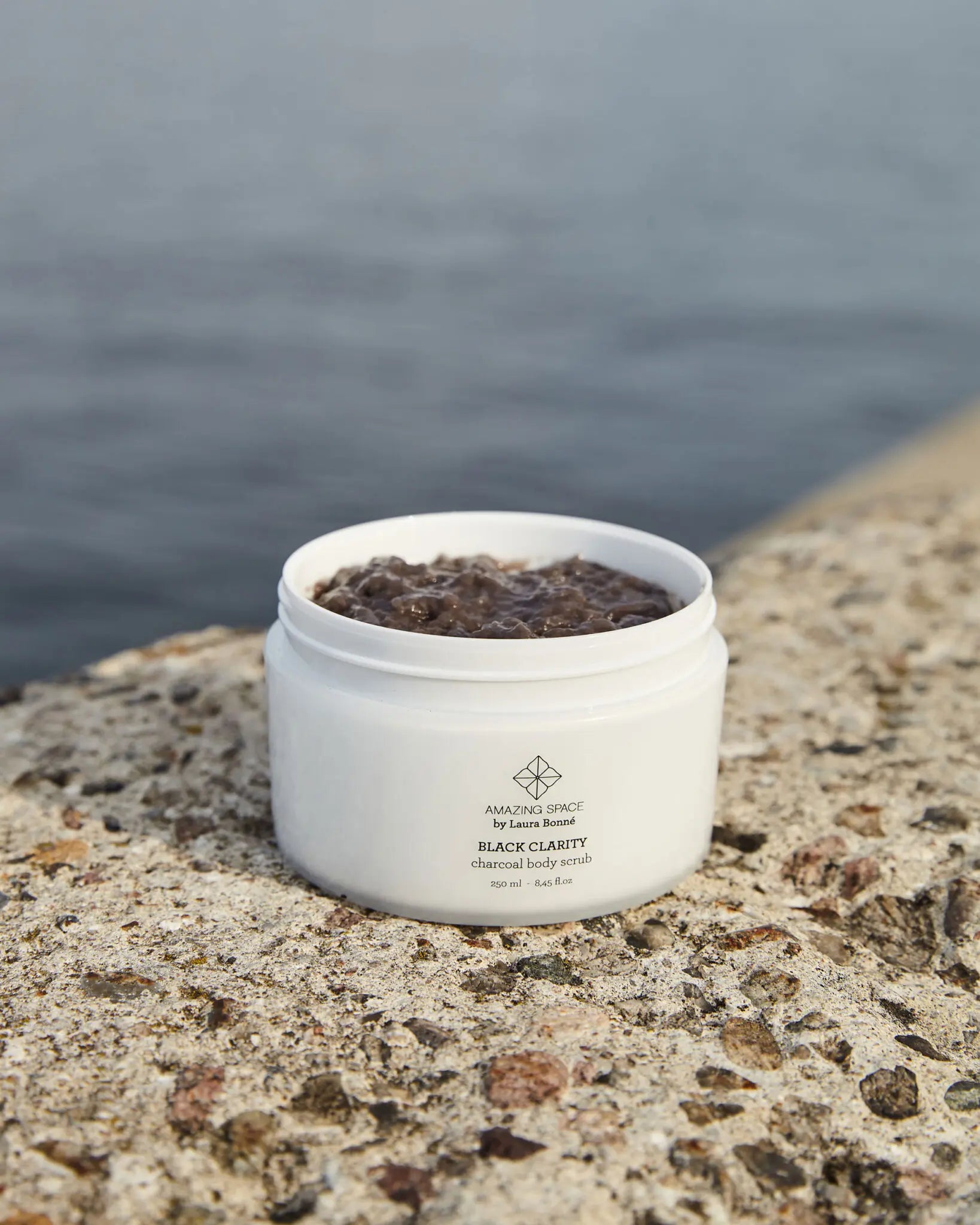 Amazing Space – Black Clarity Charcoal Body Scrub (250ML) - billede 4