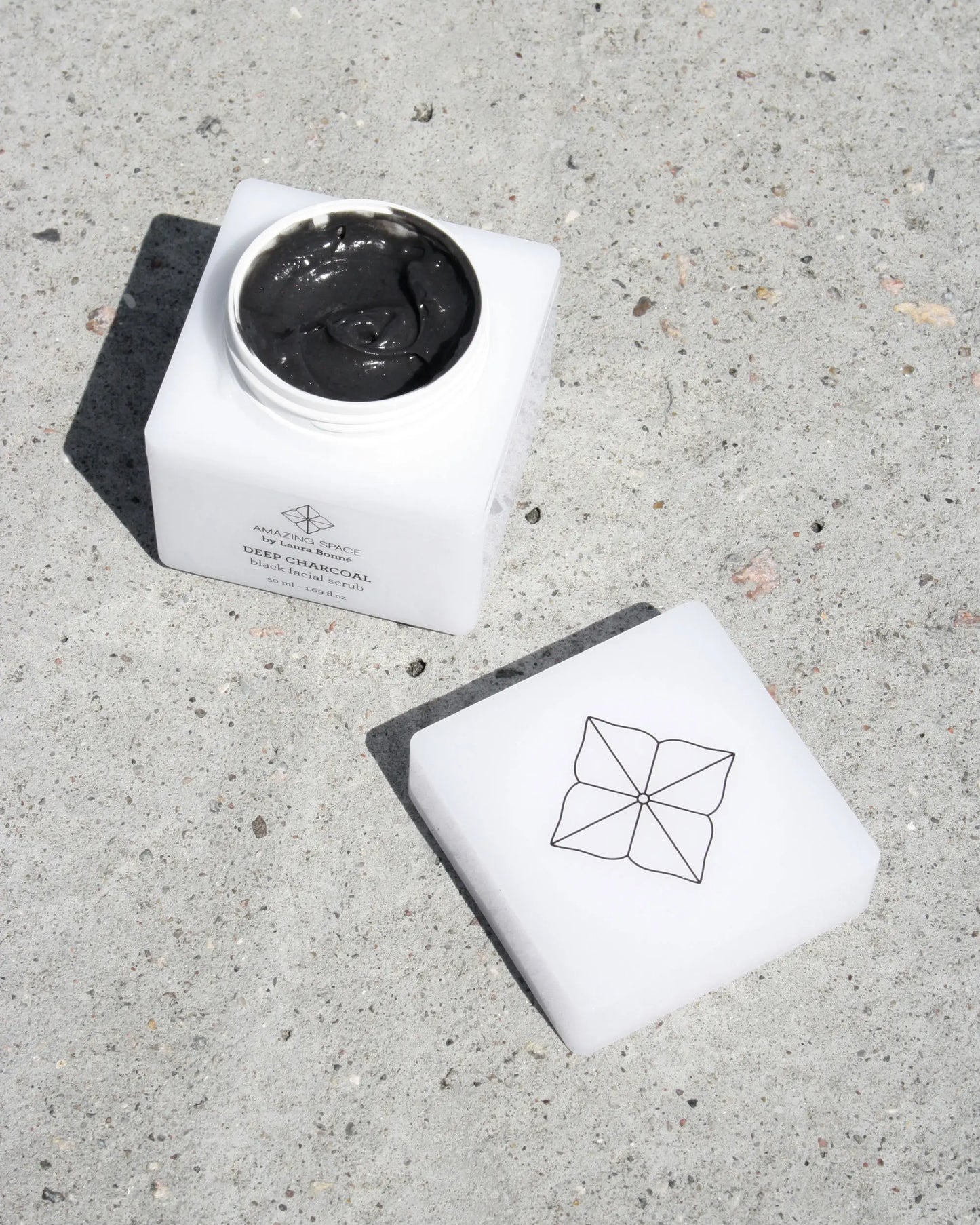 Amazing Space – Deep Charcoal Black Ansigtsskrub (50ml) - billede 3