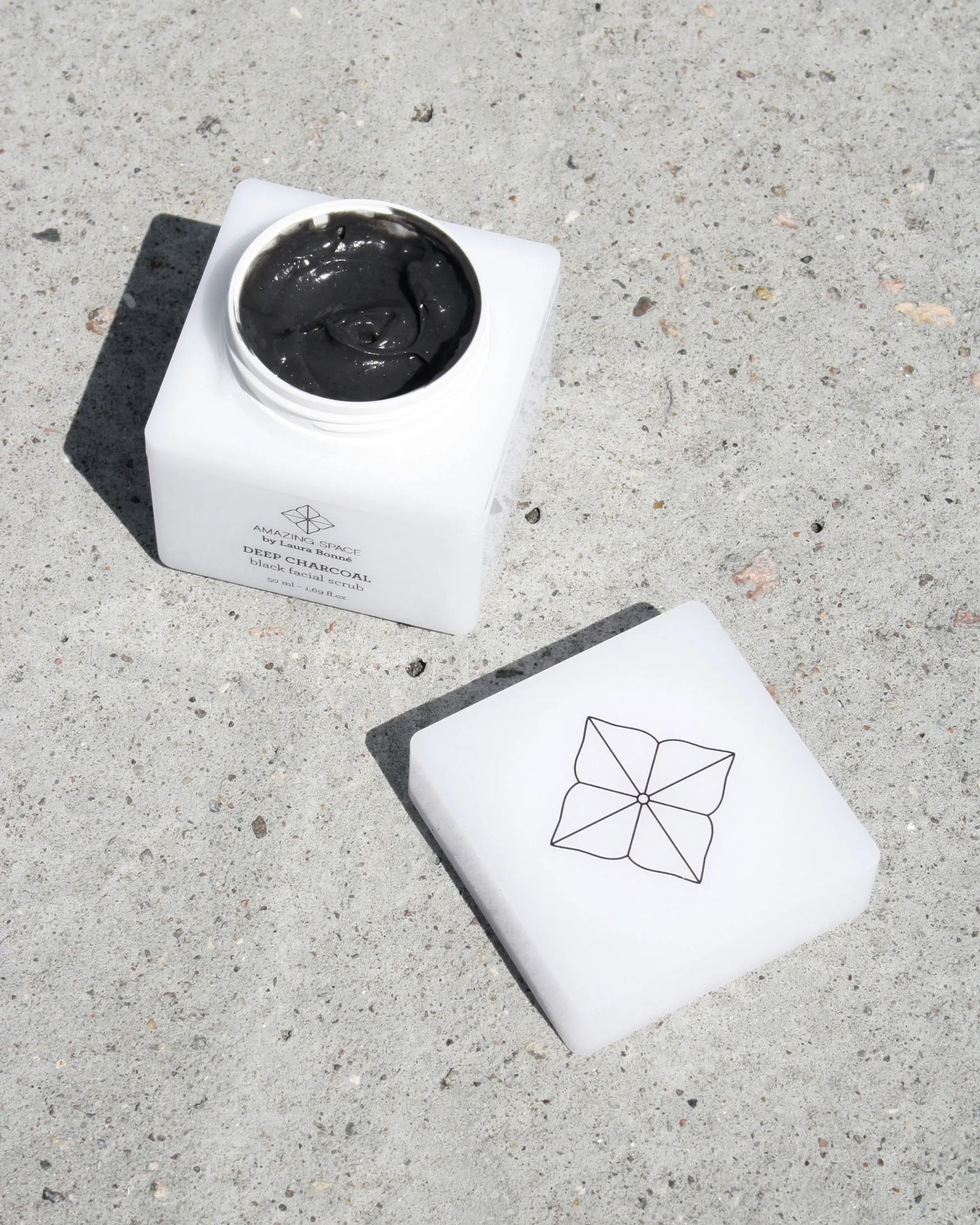 Amazing Space – Deep Charcoal Black Ansigtsskrub (50ml) - billede 3