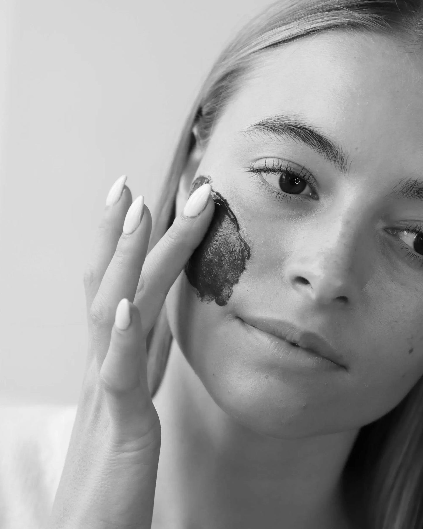 Amazing Space – Deep Charcoal Black Ansigtsskrub (50ml) - billede 5