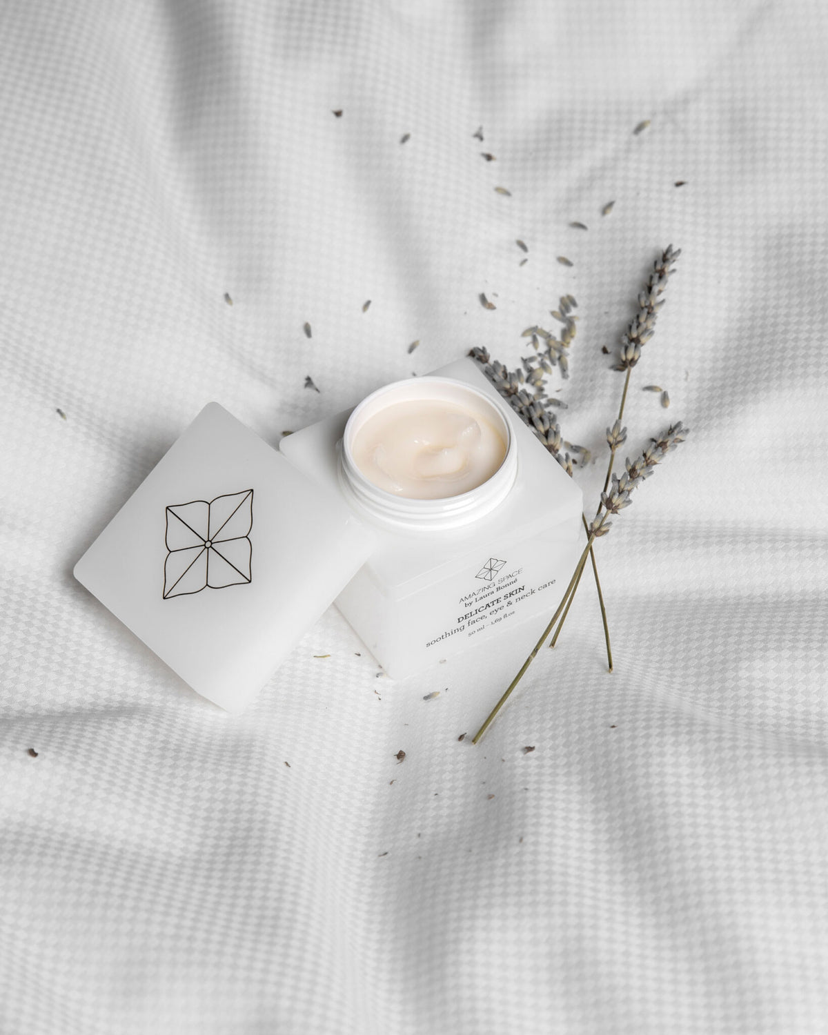 Amazing Space Delicate Skin 50 ml – åben creme med emballage og lavendel