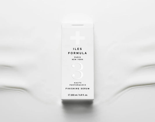 Iles Formula – Finishing Serum Haute Performance (200 ml) – flaske med serum på lys baggrund