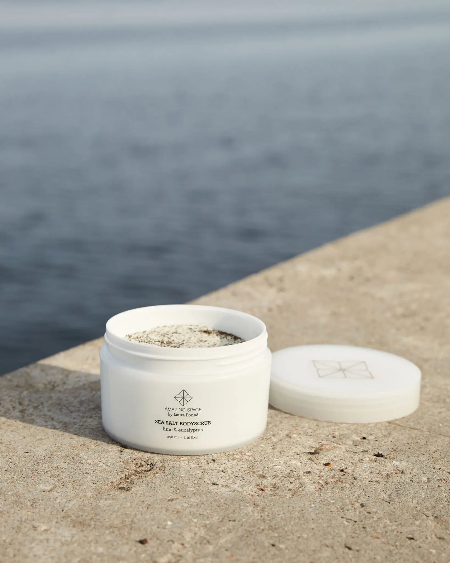Amazing Space – Sea Salt Body Scrub – Lime & Eucalyptus (250ml) - billede 3