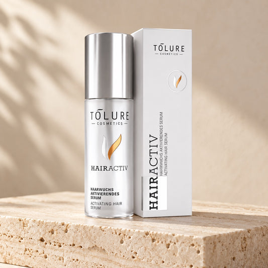 Tolure HairActiv hovedbundsserum 100 ml med sølvfarvet flaske og æske på travertin.
