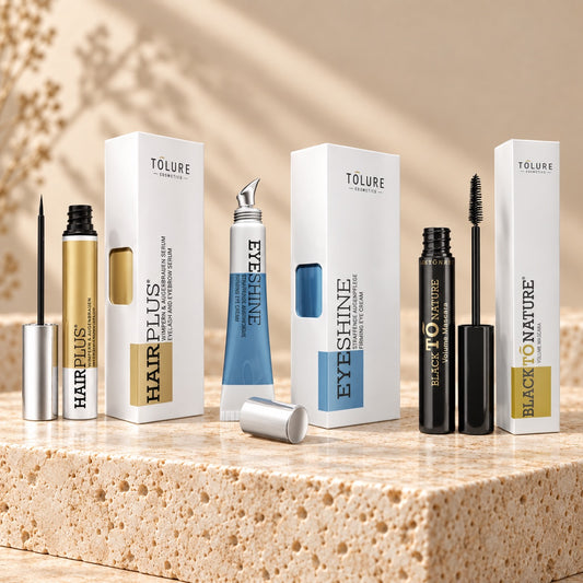 Tolure sæt med Hairplus vippeserum, Eyeshine øjencreme og BlackToNature mascara på travertin.