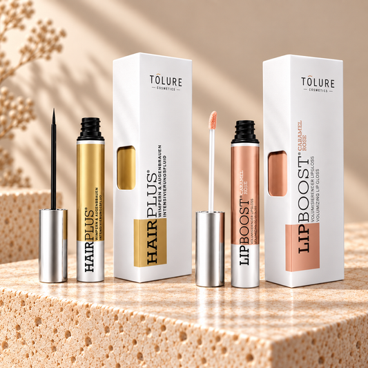 Tolure Hairplus og LipBoost Caramel Rosé sæt på travertin i samme beige billedstil.