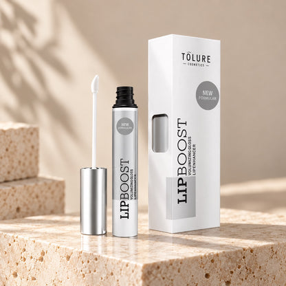 Tolure LipBoost Clear lipgloss 8 ml med applikator og æske i et lyst beige miljø.