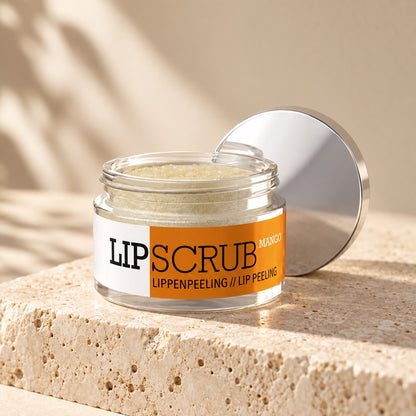 Tolure LipScrub Mango læbepeeling 15 g i åben krukke med sølvlåg på lyst stenpodie.